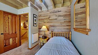 Slopeside Four Bedroom Homes at 1849 Condos - Free Wifi and Parking! b