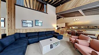 Slopeside Four Bedroom Homes at 1849 Condos - Free Wifi and Parking! b