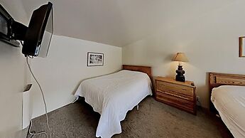 Slopeside Four Bedroom Homes at 1849 Condos - Free Wifi and Parking! b