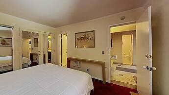 Slopeside Four Bedroom Homes at 1849 Condos - Free Wifi and Parking! b