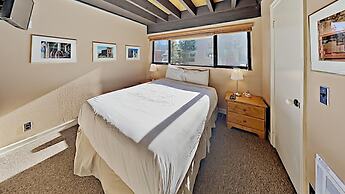 Slopeside Four Bedroom Homes at 1849 Condos - Free Wifi and Parking! b