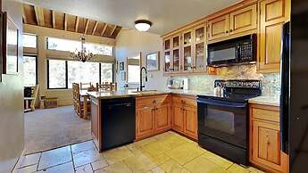 Slopeside Four Bedroom Homes at 1849 Condos - Free Wifi and Parking! b