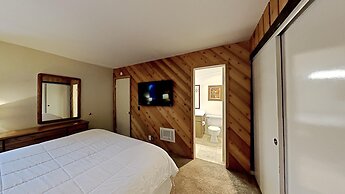 Slopeside Four Bedroom Homes at 1849 Condos - Free Wifi and Parking! b