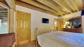 Slopeside Four Bedroom Homes at 1849 Condos - Free Wifi and Parking! b