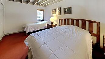 Slopeside Four Bedroom Homes at 1849 Condos - Free Wifi and Parking! b