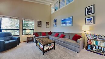 Slopeside Four Bedroom Homes at 1849 Condos - Free Wifi and Parking! b