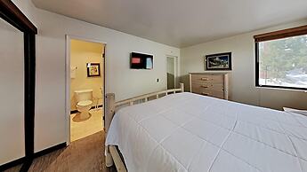 Slopeside Four Bedroom Homes at 1849 Condos - Free Wifi and Parking! b