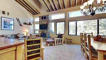 Slopeside Four Bedroom Homes at 1849 Condos - Free Wifi and Parking! b