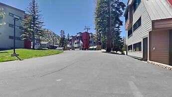 Slopeside Four Bedroom Homes at 1849 Condos - Free Wifi and Parking! b