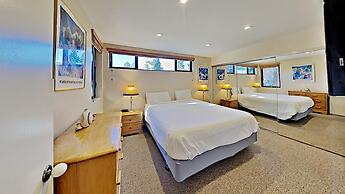 Slopeside Four Bedroom Homes at 1849 Condos - Free Wifi and Parking! b