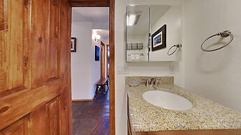Slopeside Four Bedroom Homes at 1849 Condos - Free Wifi and Parking! b