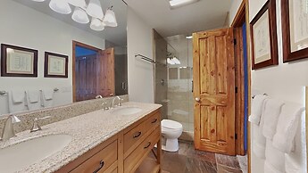 Slopeside Four Bedroom Homes at 1849 Condos - Free Wifi and Parking! b