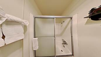 Slopeside Four Bedroom Homes at 1849 Condos - Free Wifi and Parking! b