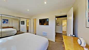 Slopeside Four Bedroom Homes at 1849 Condos - Free Wifi and Parking! b