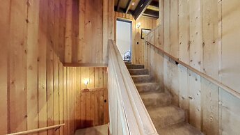 Slopeside Four Bedroom Homes at 1849 Condos - Free Wifi and Parking! b