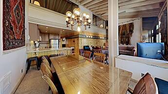 Slopeside Four Bedroom Homes at 1849 Condos - Free Wifi and Parking! b