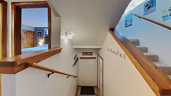 Slopeside Four Bedroom Homes at 1849 Condos - Free Wifi and Parking! b