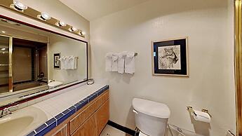 Slopeside Four Bedroom Homes at 1849 Condos - Free Wifi and Parking! b