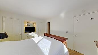 Spacious 2 BR Units at 1849 Condos with FREE Pool, Parking & Wifi