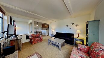 Spacious 2 BR Units at 1849 Condos with FREE Pool, Parking & Wifi