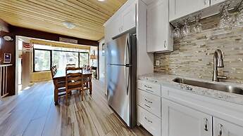 Spacious 2 BR Units at 1849 Condos with FREE Pool, Parking & Wifi