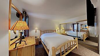 Spacious 2 BR Units at 1849 Condos with FREE Pool, Parking & Wifi