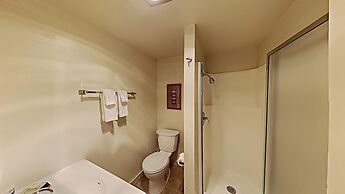 Spacious 2 BR Units at 1849 Condos with FREE Pool, Parking & Wifi