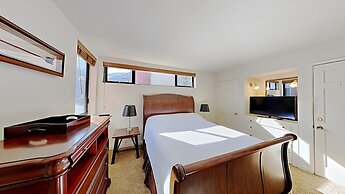 Spacious 2 BR Units at 1849 Condos with FREE Pool, Parking & Wifi