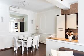 A World Aparts - Frattina Royal