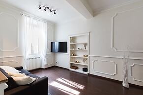 A World Aparts - Frattina Royal