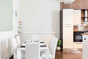 A World Aparts - Frattina Royal