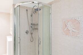 A World Aparts - Frattina Royal