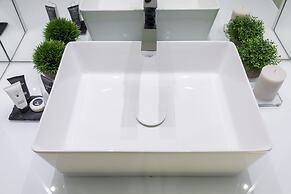 A World Aparts - 104 Frattina