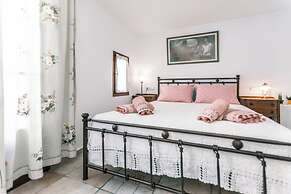 Arco Naxos Luxury Apartments