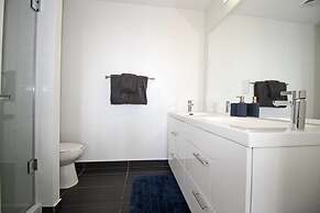 Executive 3Br in Entertainment District