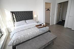 Executive 3Br in Entertainment District