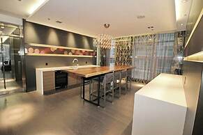 Executive 3Br in Entertainment District