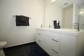 Executive 3Br in Entertainment District