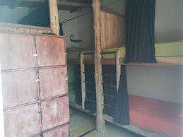 Tiki Lodge Bar & Restaurant - Hostel