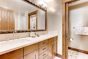 Luxury 3 Bedroom Breckenridge Vacation Rental with Mountain Views Step