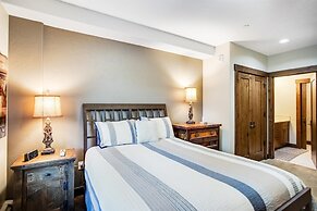 Luxury 3 Bedroom Breckenridge Vacation Rental with Mountain Views Step