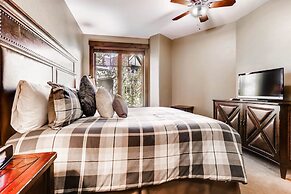 Luxury 3 Bedroom Breckenridge Vacation Rental with Mountain Views Step