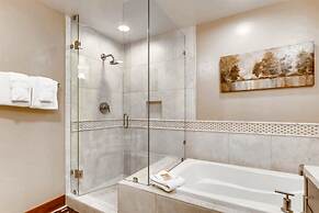 Luxury 3 Bedroom Breckenridge Vacation Rental with Mountain Views Step