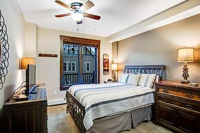 Luxury 3 Bedroom Breckenridge Vacation Rental with Mountain Views Step