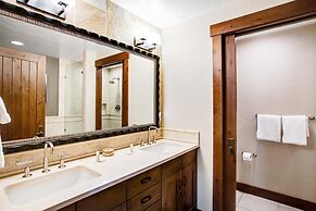 Luxury 3 Bedroom Breckenridge Vacation Rental with Mountain Views Step