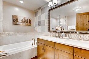 Luxury 3 Bedroom Breckenridge Vacation Rental with Mountain Views Step