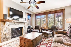 Luxury 3 Bedroom Breckenridge Vacation Rental with Mountain Views Step