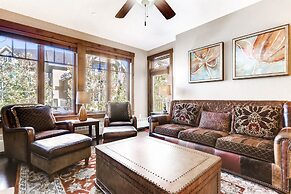 Luxury 3 Bedroom Breckenridge Vacation Rental with Mountain Views Step