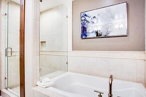 Luxury 3 Bedroom Breckenridge Vacation Rental with Mountain Views Step