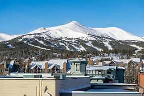 Luxury 3 Bedroom Breckenridge Vacation Rental with Mountain Views Step